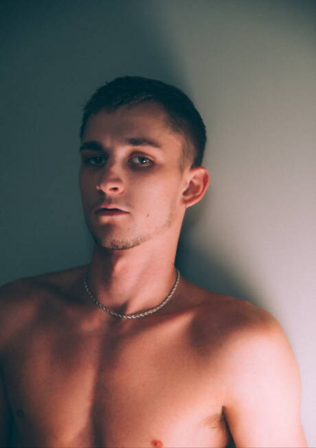 漂亮的美國小伙子 Jacob Acosta 和年輕小伙子 Theo Brady 互相吸吮和做愛