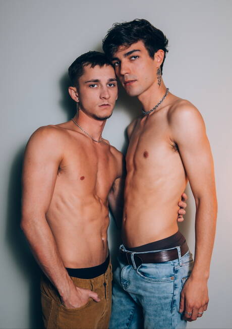 漂亮的美國小伙子 Jacob Acosta 和年輕小伙子 Theo Brady 互相吸吮和做愛