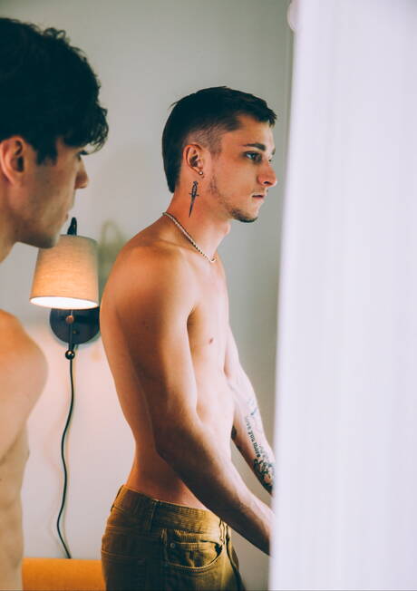 漂亮的美國小伙子 Jacob Acosta 和年輕小伙子 Theo Brady 互相吸吮和做愛