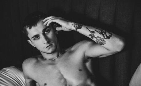 漂亮的美國小伙子 Jacob Acosta 和年輕小伙子 Theo Brady 互相吸吮和做愛