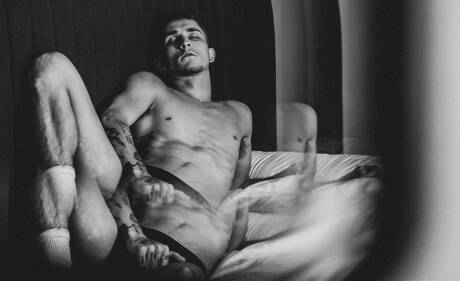 漂亮的美國小伙子 Jacob Acosta 和年輕小伙子 Theo Brady 互相吸吮和做愛