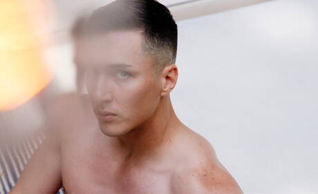 Hete Amerikaanse jongens, sterke man Travis Stevens en spierbundel Tristan Hunter zuigen en neuken elkaar buiten