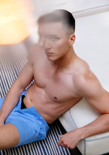 Hete Amerikaanse jongens, sterke man Travis Stevens en spierbundel Tristan Hunter zuigen en neuken elkaar buiten