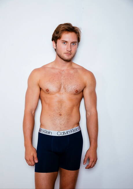 Le pornostar americane muscolose Daniel Evans e il robusto Trevor Brooks fanno sesso di coppia bollente