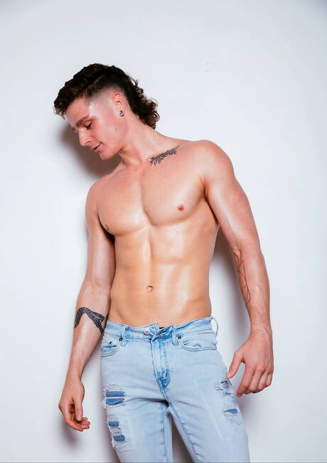 Der attraktive Chris Andy und der amerikanische Kraftprotz Travis Stevens ficken sich nach dem Saugen in den Arsch