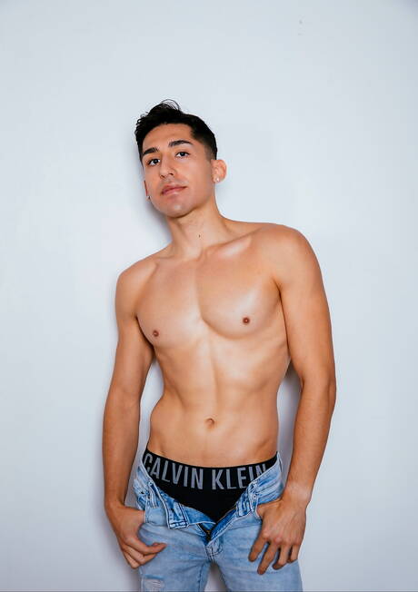 Cocky Boys: Der attraktive Chris Andy und der amerikanische Kraftprotz Travis Stevens ficken sich nach dem Saugen in den Arsch