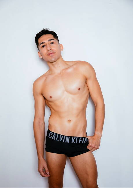 Der attraktive Chris Andy und der amerikanische Kraftprotz Travis Stevens ficken sich nach dem Saugen in den Arsch