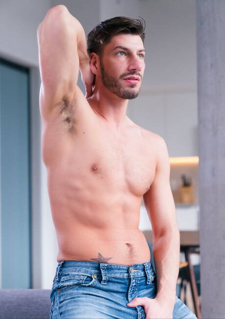 Piękni amerykańscy faceci, siłacz Jordan Starr i siłacz Tristan Hunter obciągają i ruchają się nawzajem