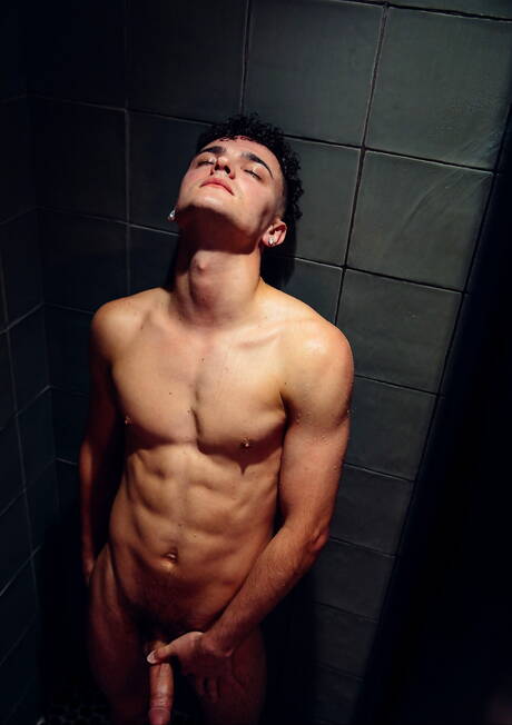 Superstud Aaron Elias and american beefy Roman Todd fuck ass after blowjob in hot shower