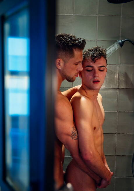 Superstud Aaron Elias and american beefy Roman Todd fuck ass after blowjob in hot shower