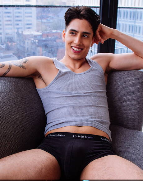 Der muskulöse Kubaner Angel Elias und der attraktive Latino Angel Santana haben guten Analsex