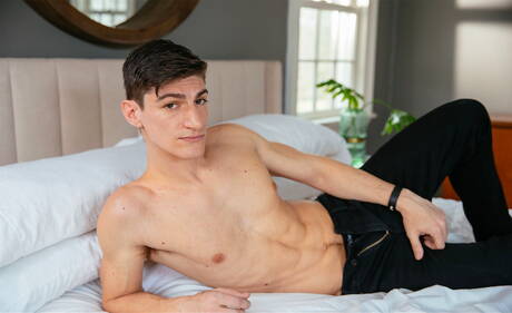 アメリカのポルノスター、エイデン・ワードと少年ニック・フロイドがお互いを吸ったり、セックスしたりしている