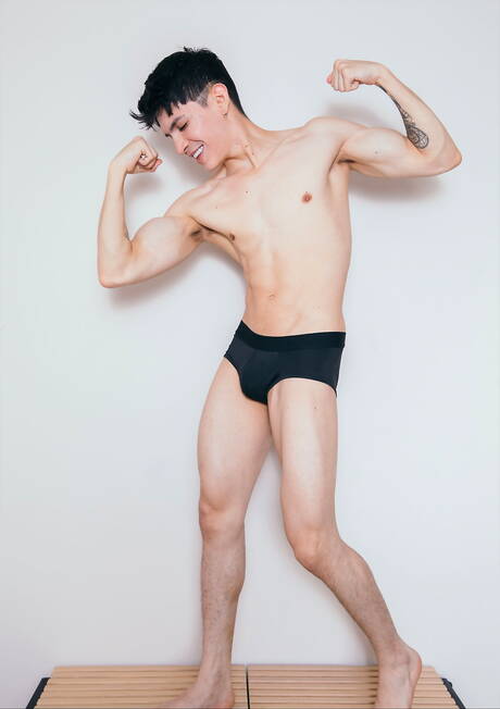 라틴계 근육질의 아브라함 셰헬과 잘생긴 남자 크리스 머피가 사랑을 나눕니다.