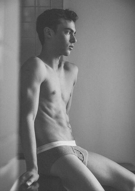 El jovencito estadounidense Nick Floyd y el semental Trevor Brooks muestran un cuerpo perfecto en el baño.