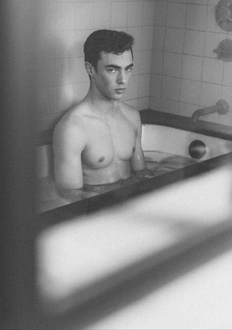 Gorący amerykańscy faceci gorący młodzieniec Nick Floyd i ogier Trevor Brooks pokazują idealne ciało w wannie