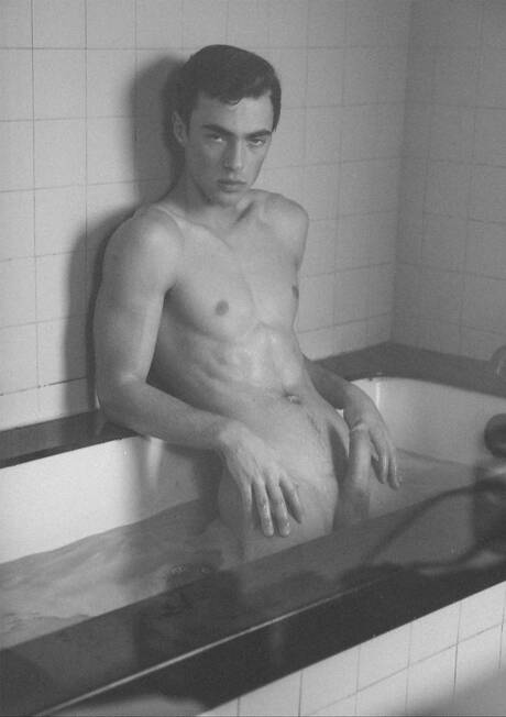 Gorący amerykańscy faceci gorący młodzieniec Nick Floyd i ogier Trevor Brooks pokazują idealne ciało w wannie