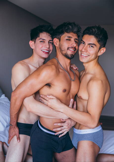 De gespierde Latijns-Amerikaanse Abraham Shehell en de gespierde Amerikaanse Alfonso Osnaya boren een kont