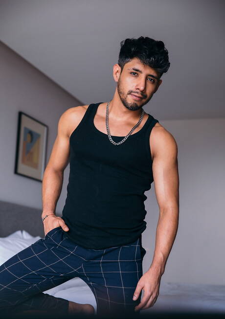 Cocky Boys: ラテン系のたくましいアブラハム・シェヘルとアメリカ人のたくましいアルフォンソ・オスナヤがアナルを掘っている