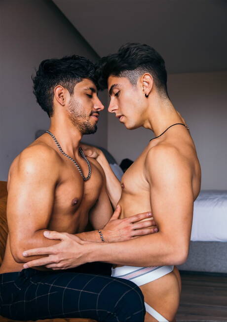 Der muskulöse Latino Abraham Shehell und der muskulöse Amerikaner Alfonso Osnaya bohren einen Arsch