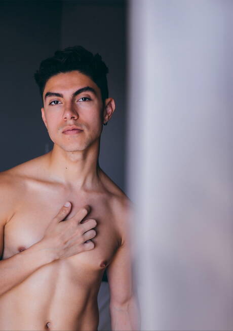 Der muskulöse Latino Abraham Shehell und der muskulöse Amerikaner Alfonso Osnaya bohren einen Arsch