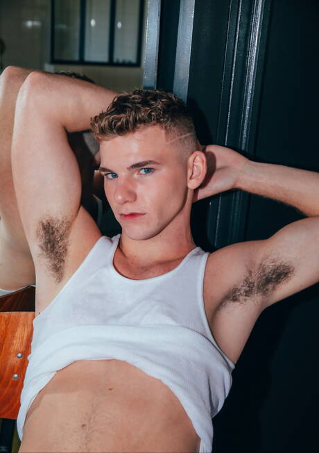 Hete Amerikaanse gasten, de jonge Jack Waters en de jonge Jacob Acosta, boren een kont