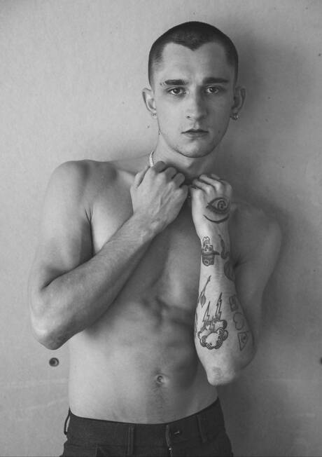 Heiße amerikanische Twinks Theo Brady und der muskulöse Trevor Brooks haben harten Analsex