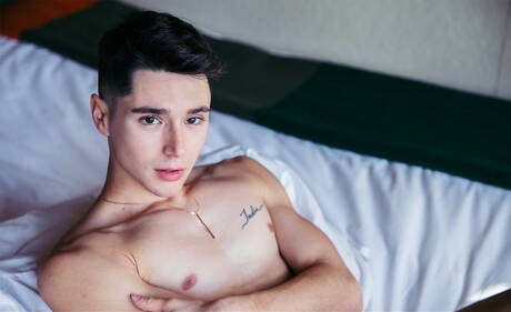 Heiße amerikanische Jungs, der starke Bulle Dom King und der junge Leo Grand lutschen und ficken sich gegenseitig