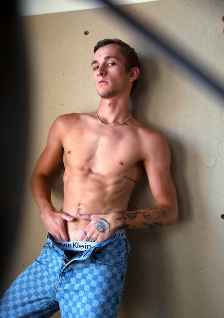 Two american guys stud Daniel Evans and young Theo Brady sucking and screwing each other