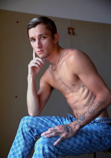 兩個美國帥哥 Daniel Evans 和年輕的 Theo Brady 互相吸吮和做愛