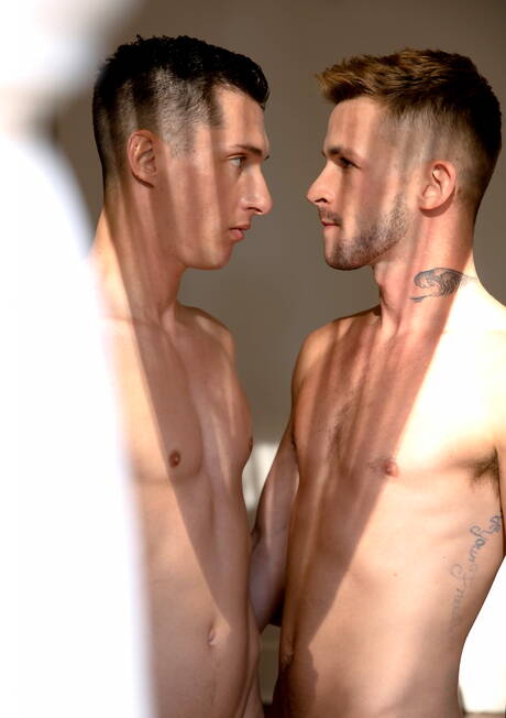 Garotos americanos gostosos, o lindo garoto Lane Colten e o garanhão Tristan Hunter fodem a bunda depois de chupar um pau ao ar livre