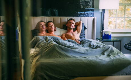 Zwei amerikanische Jungs, der Twink Lane Colten und der schöne Junge Theo Brady, lutschen und ficken sich draußen gegenseitig