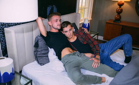 Zwei amerikanische Jungs, der Twink Lane Colten und der schöne Junge Theo Brady, lutschen und ficken sich draußen gegenseitig