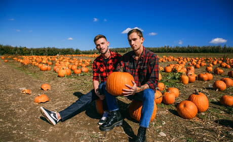 Zwei amerikanische Jungs, der Twink Lane Colten und der schöne Junge Theo Brady, lutschen und ficken sich draußen gegenseitig