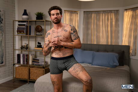 アメリカの力持ちローガン・アーロンズとフランスのタフガイ、クリス・ダムドが熱いアナルファックアクションを繰り広げる