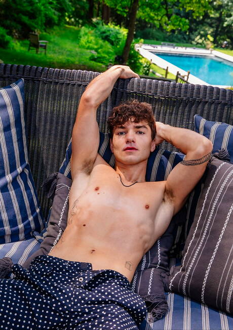 Husky guy Achilles and american muscular Tristan Hunter in hot homosexual scene outside