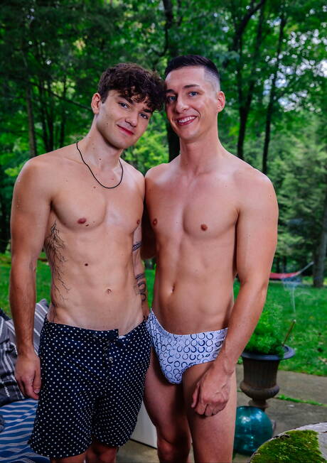 Husky guy Achilles and american muscular Tristan Hunter in hot homosexual scene outside