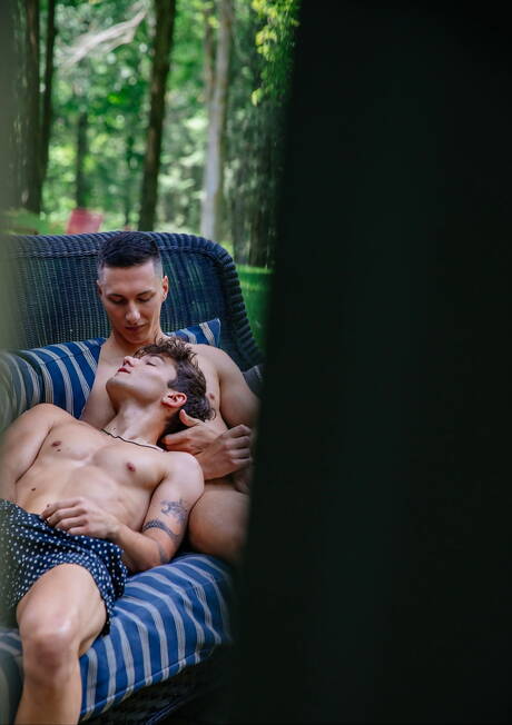 Husky guy Achilles and american muscular Tristan Hunter in hot homosexual scene outside