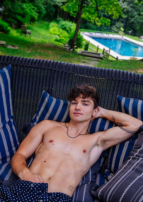 Husky guy Achilles and american muscular Tristan Hunter in hot homosexual scene outside