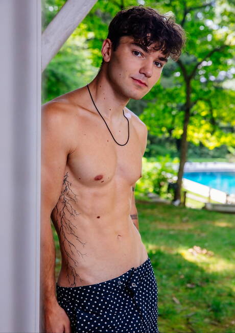 Husky guy Achilles and american muscular Tristan Hunter in hot homosexual scene outside