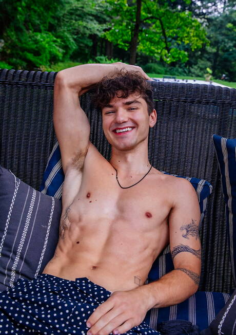 Husky guy Achilles and american muscular Tristan Hunter in hot homosexual scene outside