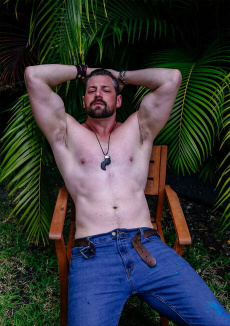 Les beaux mecs américains Andrew Stark et le bodybuilder Greyson Myles se sucent et se baisent dans une douche chaude