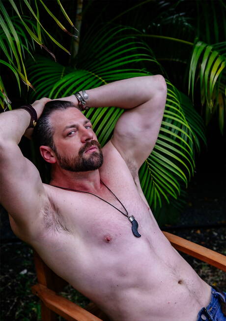 Les beaux mecs américains Andrew Stark et le bodybuilder Greyson Myles se sucent et se baisent dans une douche chaude