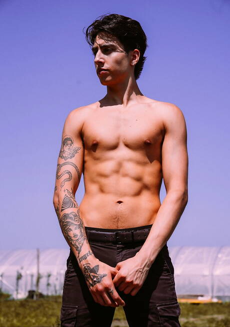 Latin hunk Angel Elias and american stud Daniel Evans in hot ass bang outside