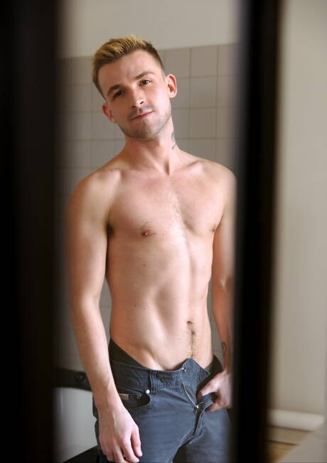 Heiße amerikanische Jungs Twink Lane Colten und Bodybuilder Tony Genius in interracial Liebe