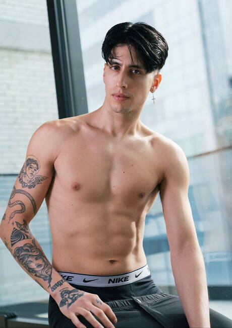 拉丁硬漢Angel Elias和美國肌肉男Tristan Hunter戶外肛交