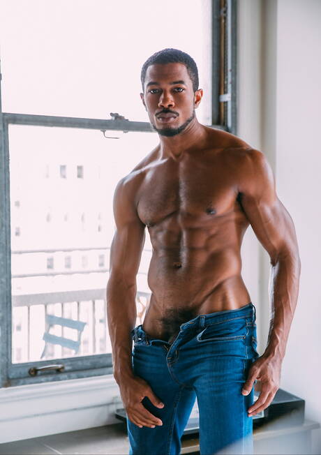 Mili amerykańscy kumple, Roman Todd i siłacz Sean Xavier uprawiają dobry międzyrasowy seks analny