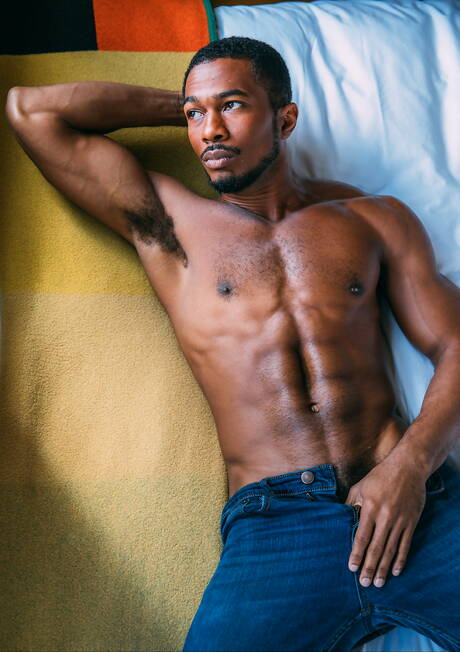 Mili amerykańscy kumple, Roman Todd i siłacz Sean Xavier uprawiają dobry międzyrasowy seks analny