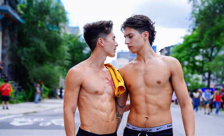 Der gut gebaute Latino Angel Elias und der junge Orientale Cody Seiya haben draußen guten Analsex