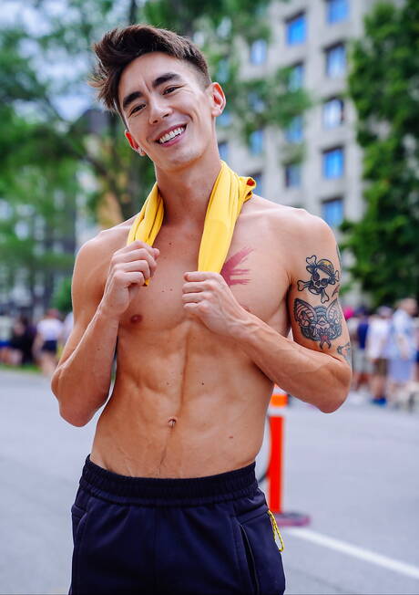 O latino bem constituído Angel Elias e o jovem oriental Cody Seiya fazem um bom sexo anal ao ar livre