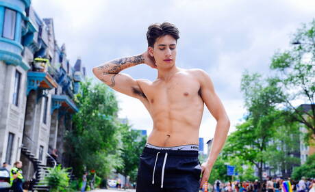 El latino bien formado Angel Elias y el joven oriental Cody Seiya tienen un buen sexo anal al aire libre